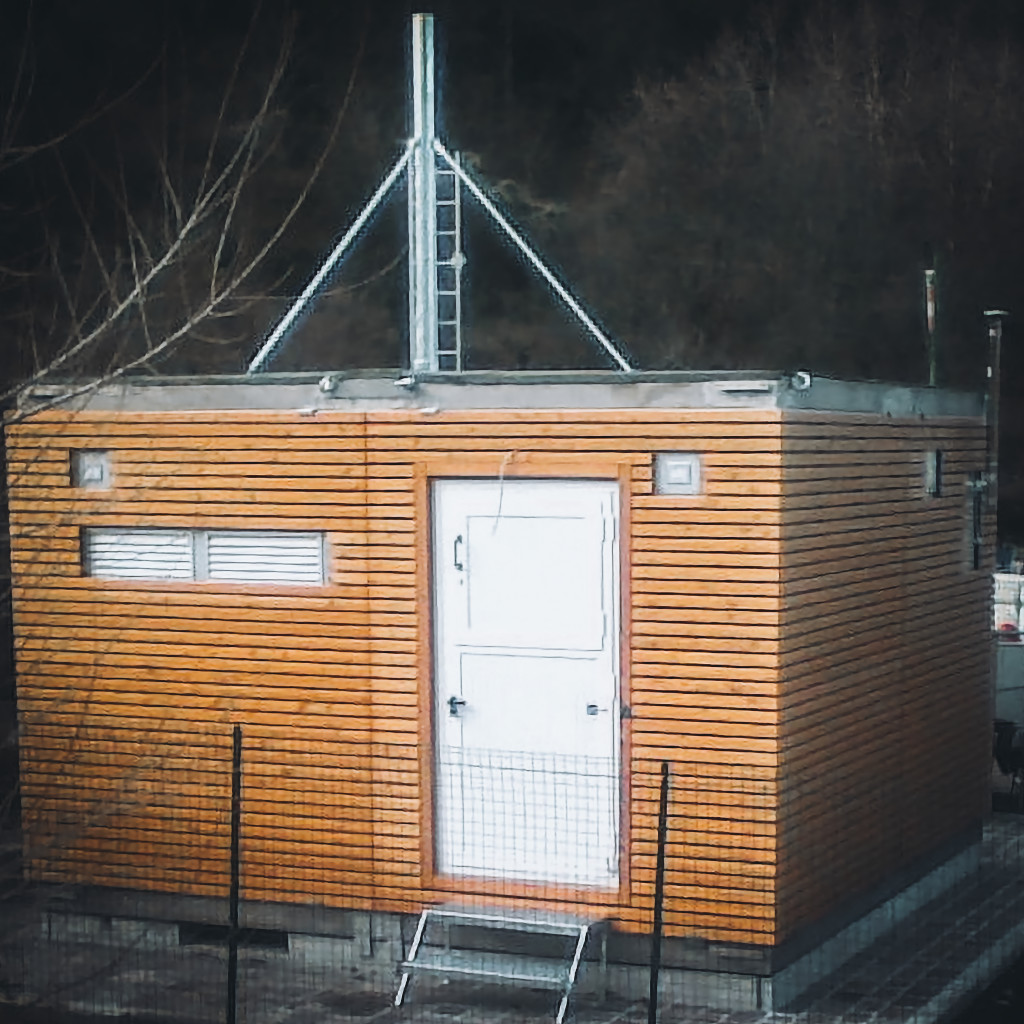 Cabina per telecomunicazioni rivestita in legno