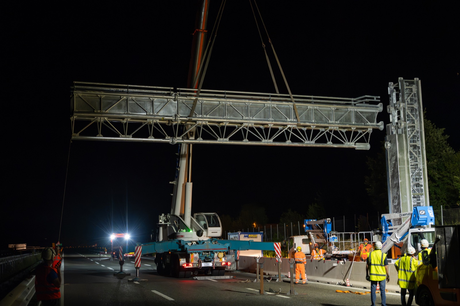 Portale a bandiera ad Alessandria durante l’installazione notturna