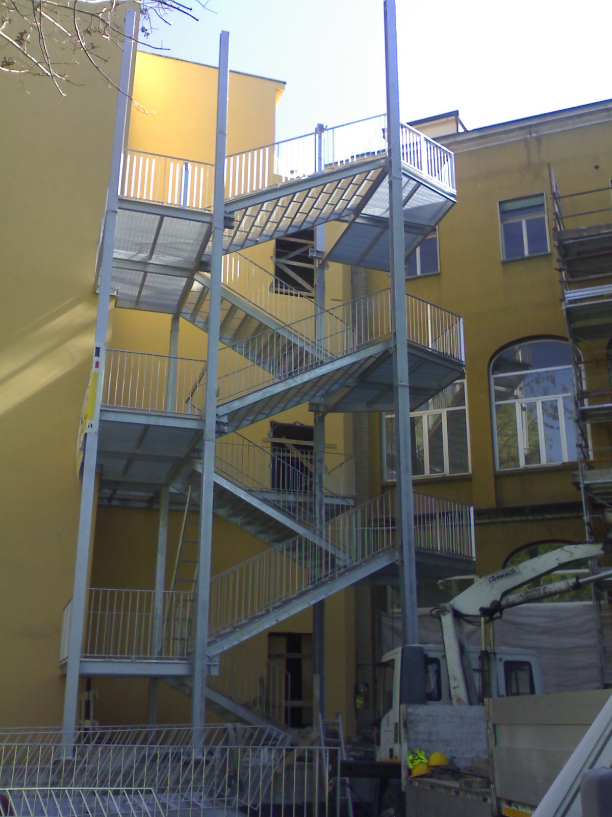 Scala metallica esterna a più rampe durante il montaggio