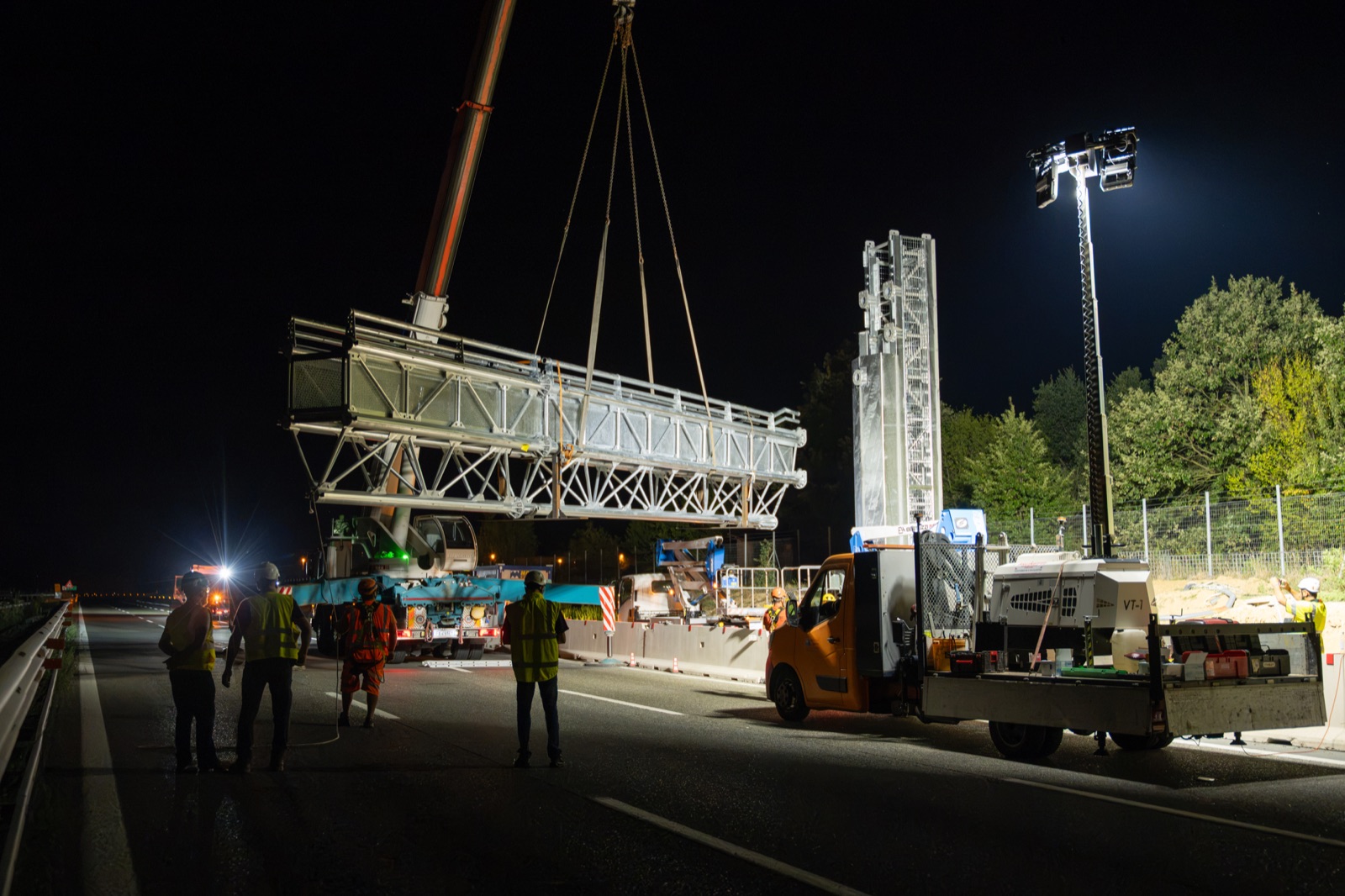 Sollevamento notturno della trave del portale a bandiera