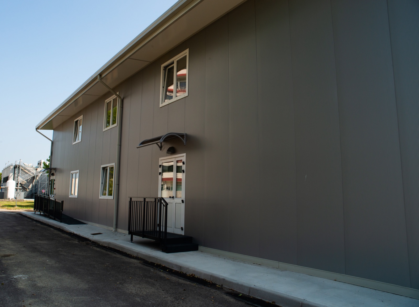 Vista lungo la facciata dell’edificio prefabbricato per il Consorzio RFX